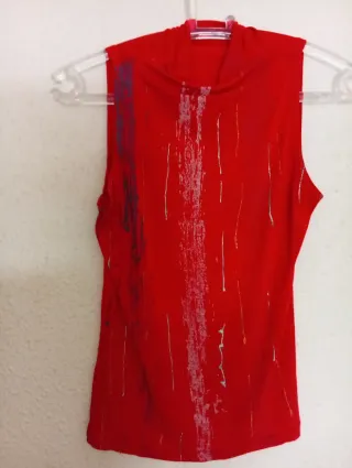 Top sin mangas rojo con diseño azul de borda y ver