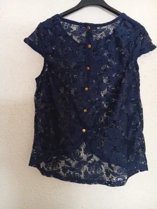 Top sin mangas rojo con diseño azul de borda y ver