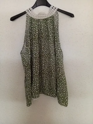 Top sin mangas rojo con diseño azul de borda y ver