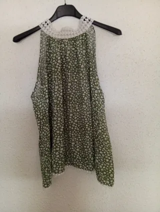 Top sin mangas rojo con diseño azul de borda y ver