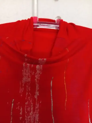 Top sin mangas rojo con diseño azul de borda y ver