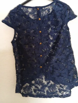 Top sin mangas rojo con diseño azul de borda y ver