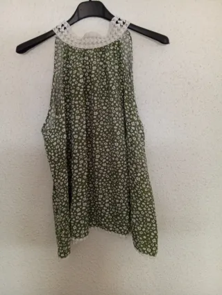 Top sin mangas rojo con diseño azul de borda y ver