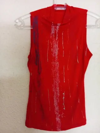 Top sin mangas rojo con diseño azul de borda y ver