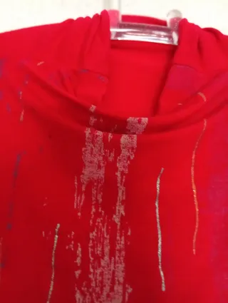 Top sin mangas rojo con diseño azul de borda y ver