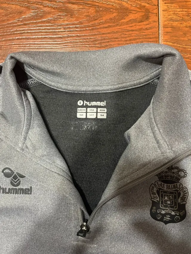 Sudadera Hummel gris con cremallera. UD LAS PALMAS
