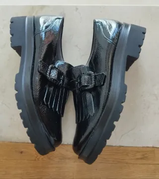Zapatos Pitillos charol hebilla flecos talla 40 nu