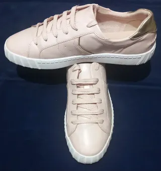 Zapatillas rosas con detalles dorados