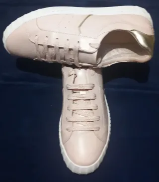 Zapatillas rosas con detalles dorados