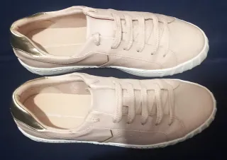 Zapatillas rosas con detalles dorados