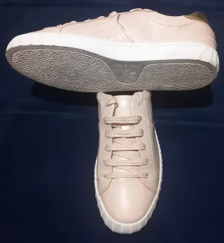 Zapatillas rosas con detalles dorados