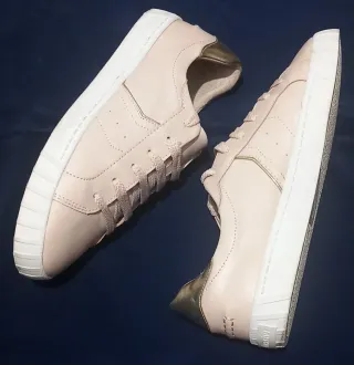 Zapatillas rosas con detalles dorados