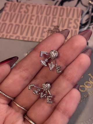 Pendientes plateados diseño Love Vivienne Westwood