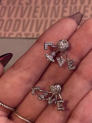 Pendientes plateados diseño Love Vivienne Westwood