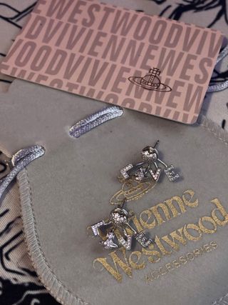 Pendientes plateados diseño Love Vivienne Westwood