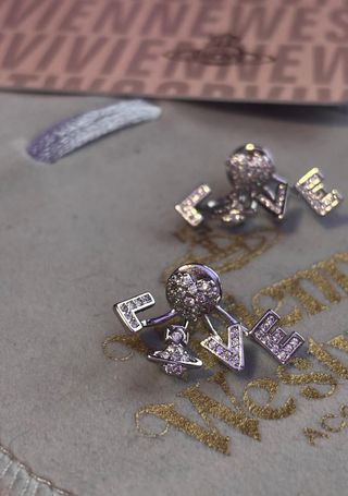 Pendientes plateados diseño Love Vivienne Westwood