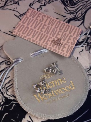 Pendientes plateados diseño Love Vivienne Westwood