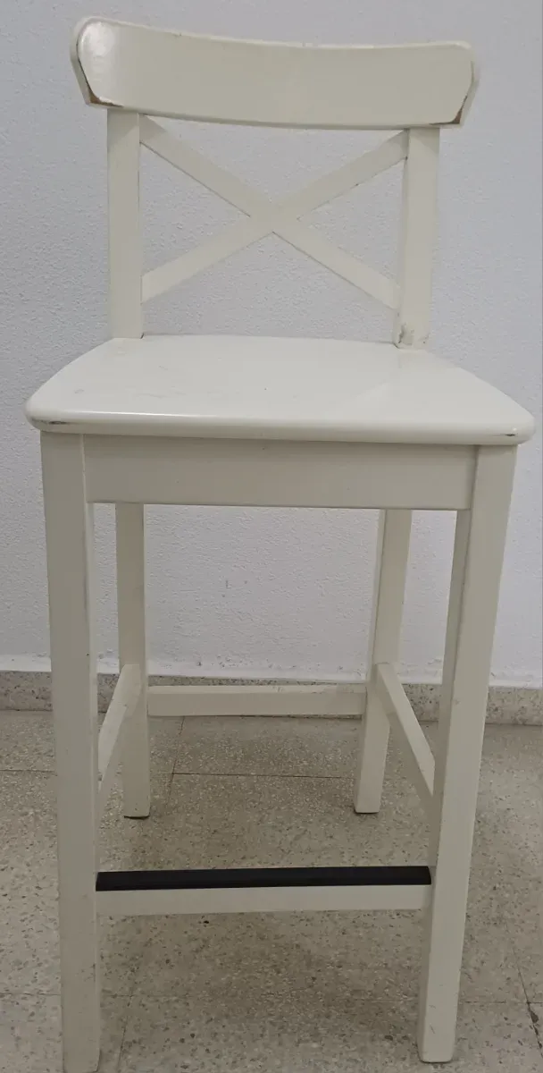 Silla alta de madera blanca