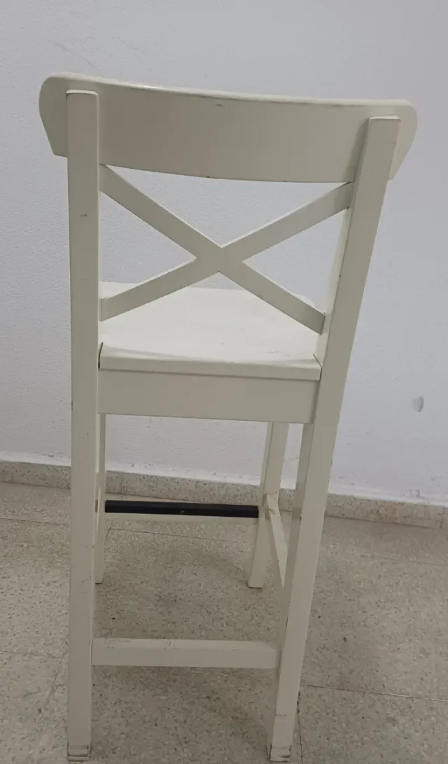 Silla alta de madera blanca
