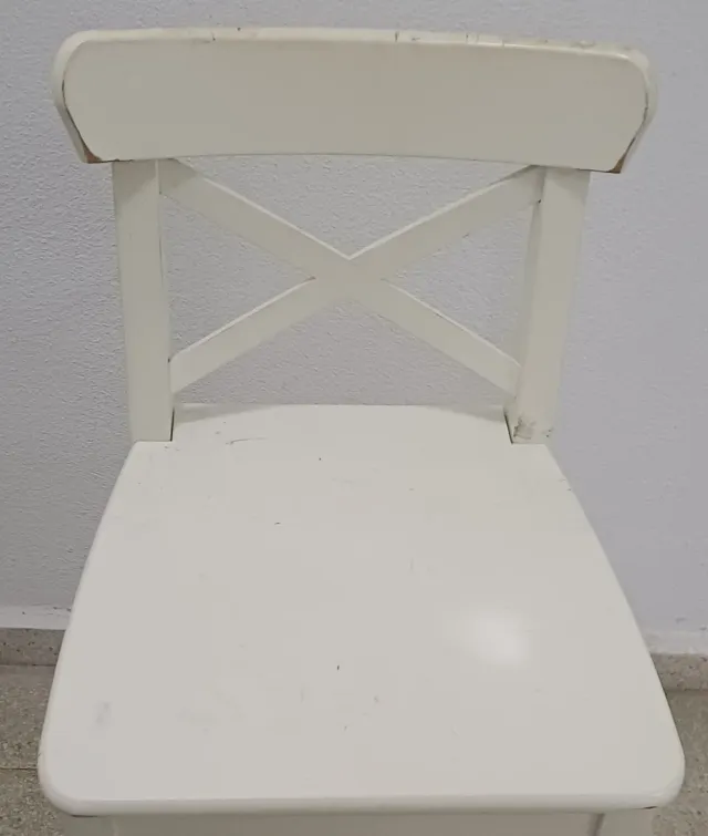Silla alta de madera blanca