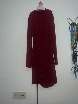 Vestido burdeos con ajuste lateral