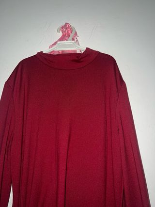 Vestido burdeos con ajuste lateral