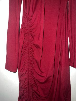 Vestido burdeos con ajuste lateral