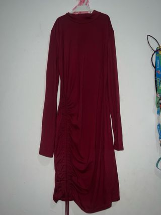 Vestido burdeos con ajuste lateral