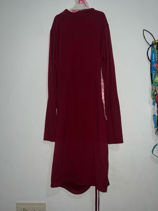 Vestido burdeos con ajuste lateral