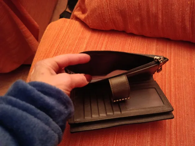 Cartera de Piel Gris Oscuro