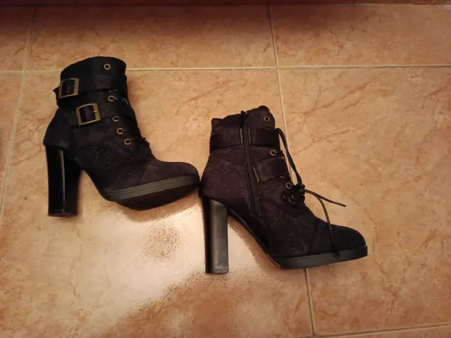 Botín tela bordado hebillas y cordones