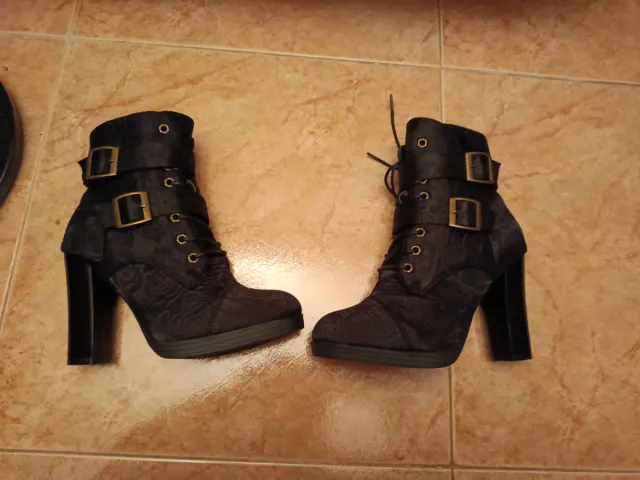 Botín tela bordado hebillas y cordones