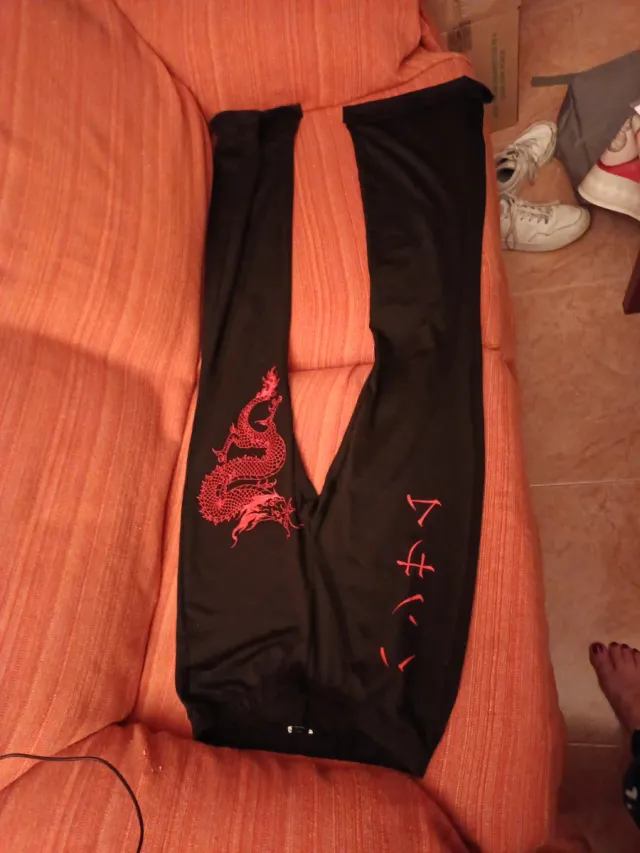 Leggings negros con dragón chino rojo