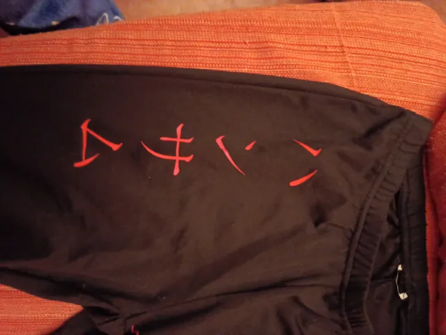 Leggings negros con dragón chino rojo