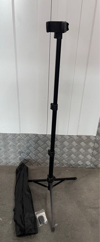 Trípode con mando a distancia La marca no la se.