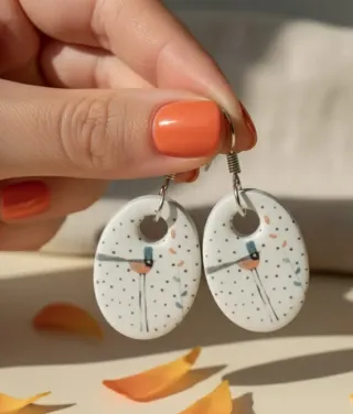 Pendientes ovalados con diseño de pájaro