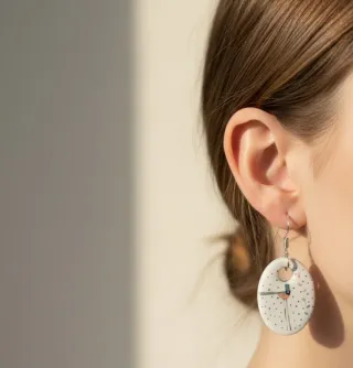 Pendientes ovalados con diseño de pájaro