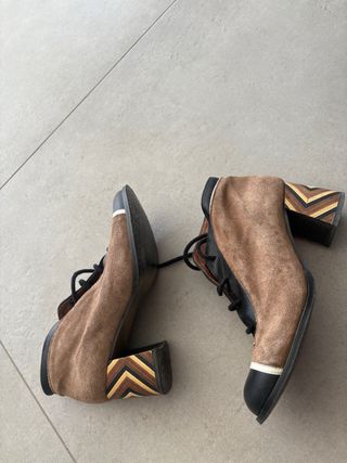 Botines de tacón con diseño geométrico