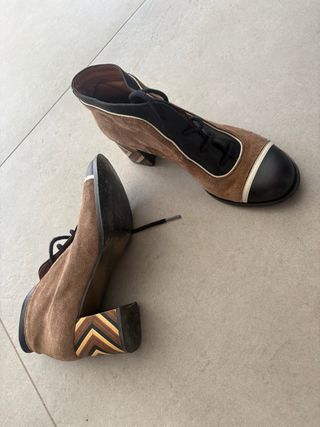 Botines de tacón con diseño geométrico