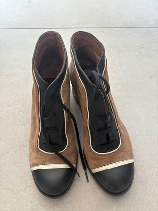 Botines de tacón con diseño geométrico