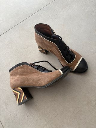 Botines de tacón con diseño geométrico