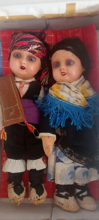 Coppia di bambole tradizionali in ceramica