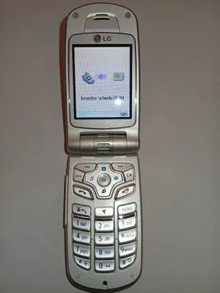 Cellulare LG a conchiglia Argento