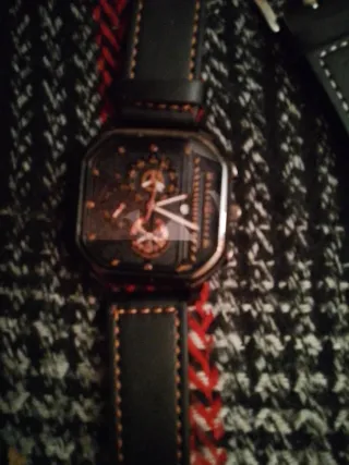 Reloj de pulsera negro y dorado