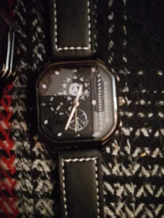 Reloj de pulsera negro y dorado