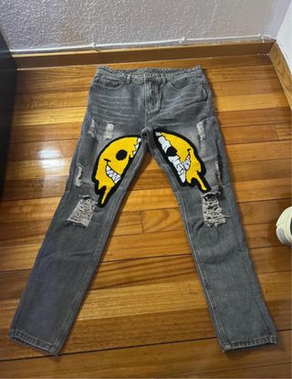Pantalones vaqueros desgastados con parches