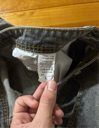 Pantalones vaqueros desgastados con parches