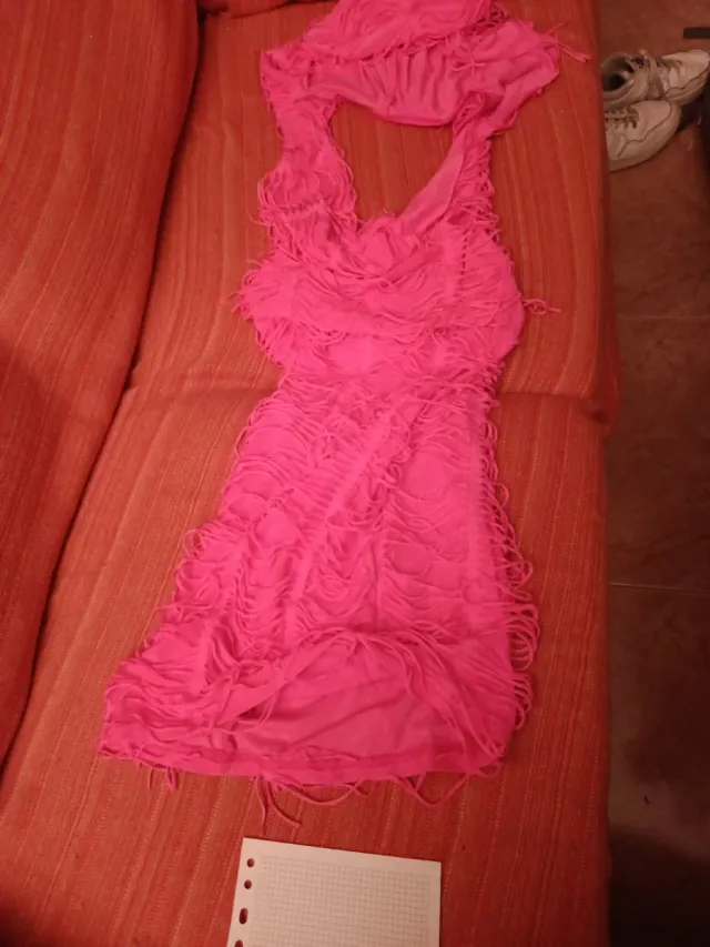 Vestido playero rosa con gorro y espalda libre