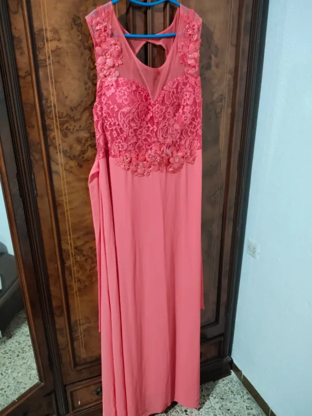 Vestido rosa largo con encaje y flores