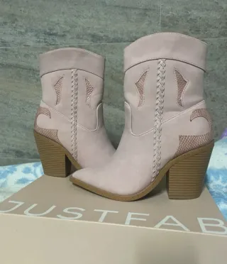 Botas rosas con tacón y detalles